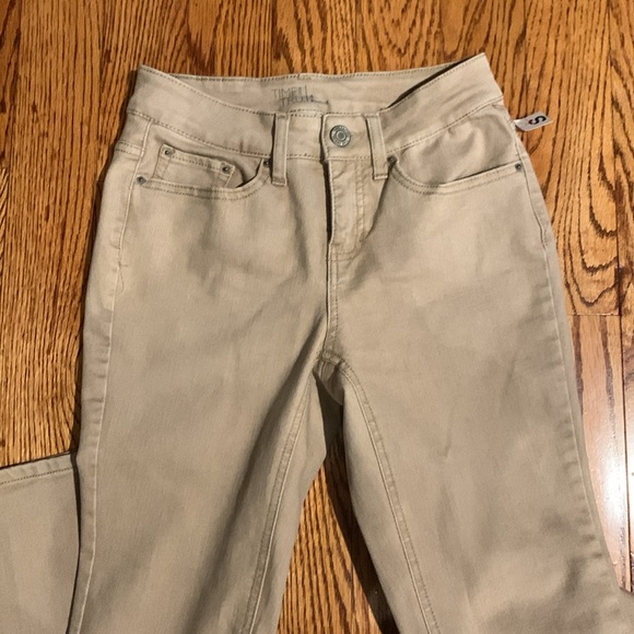 Like new women’s beige/Tan Boot Cut Jeans Size 4 - Picture 4 of 7